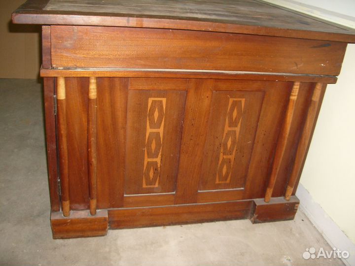 Старинный большой письменный стол. Модерн