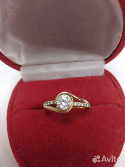 Золотое кольцо 585 пробы с фианитами