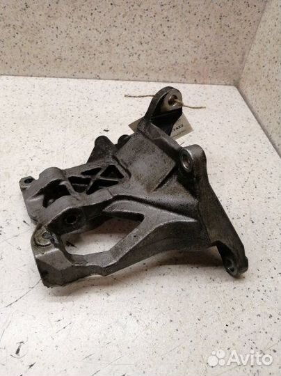 Кронштейн компрессора кондиционера Subaru Legacy