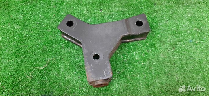 Кронштейн балки Nissan Almera Tino 2005