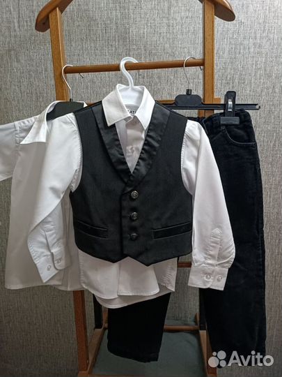 Две рубашки, жилетка и брюки на мальчика 104