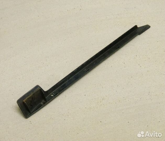 Чехол салазок передних сидений правый Audi 80 B3