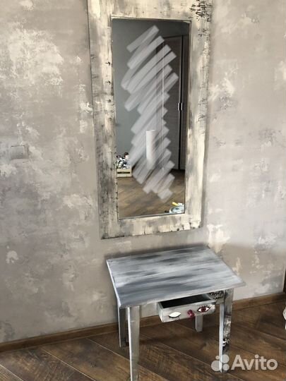 Зеркало и стол