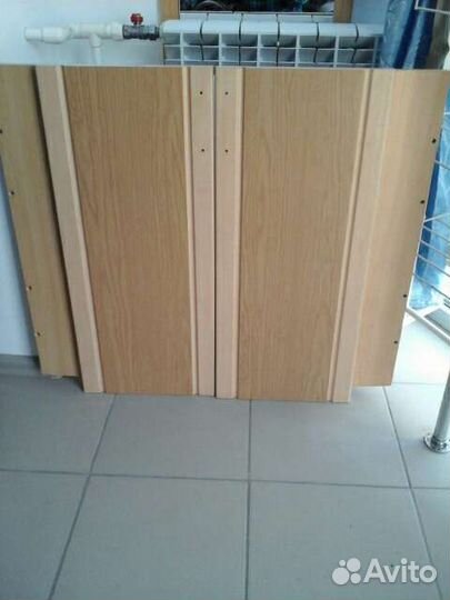 Двери для холодильника под окном, антресоли