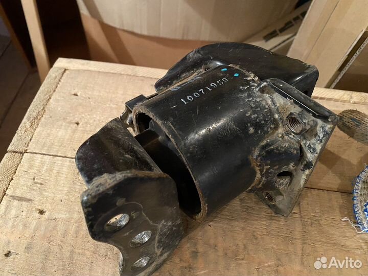 Левая опора / подушка кпп Hyundai Getz 1,4