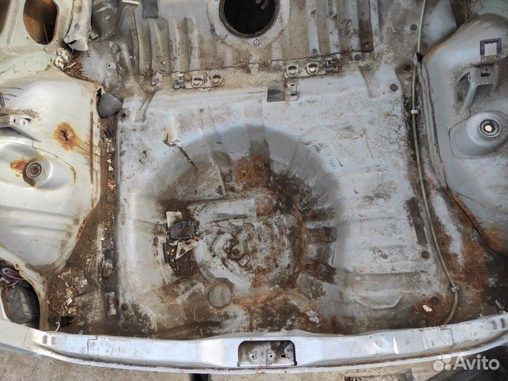 Панель задняя Nissan Micra k11 K11