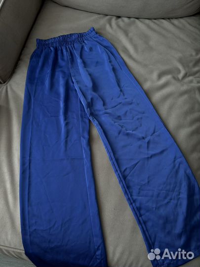 Атласный брючный костюм