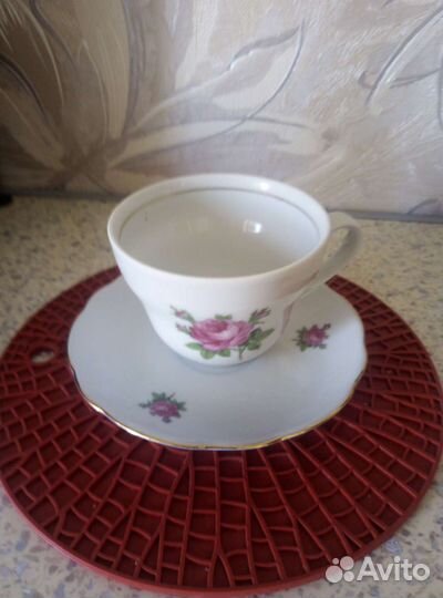 Чашки с блюдцами, тарелками для десерта и торта