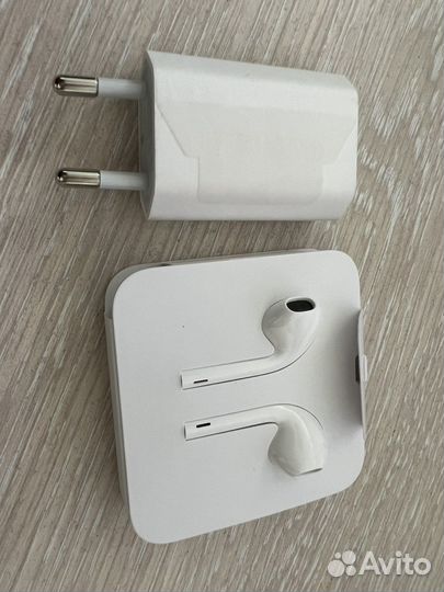 Наушники и зарядник Apple