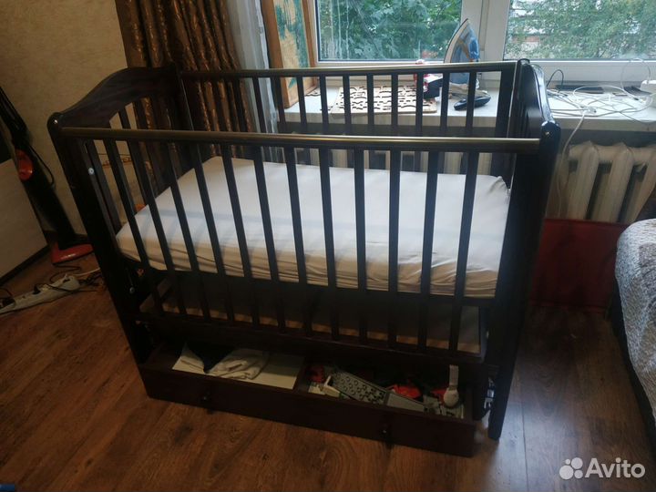 Детская кроватка с продольным маятником