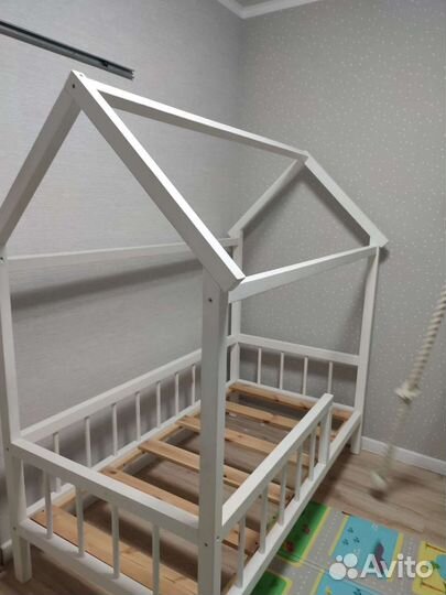 Детская кроватка домик