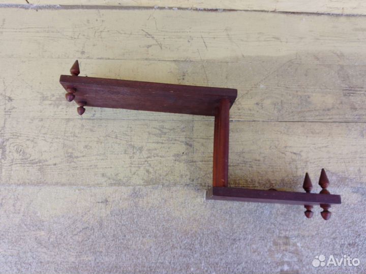 Полка из красного дерева