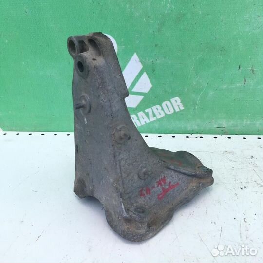 Кронштейн двигателя правый Фольксваген Гольф 3 В