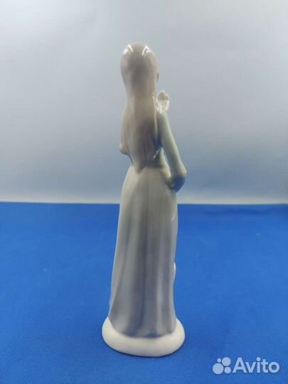 Фарфоровая статуэтка Девушка с зонтиком Royal