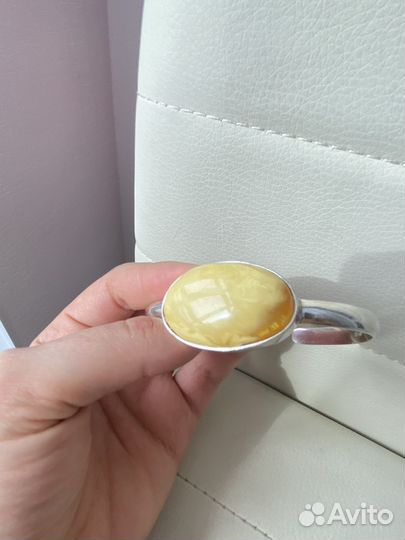 Серебряный браслет с янтарем