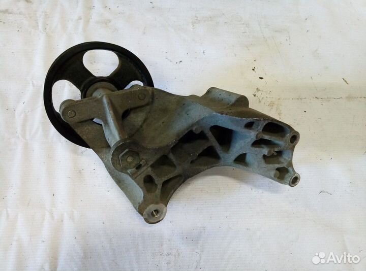 Кронштейн ролика гур Mitsubishi ASX