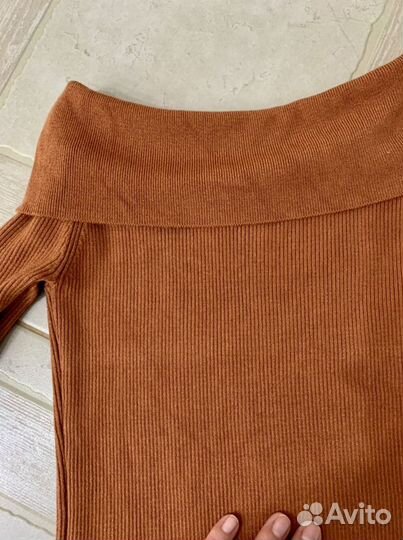 Платье с открытыми плечами dilvin