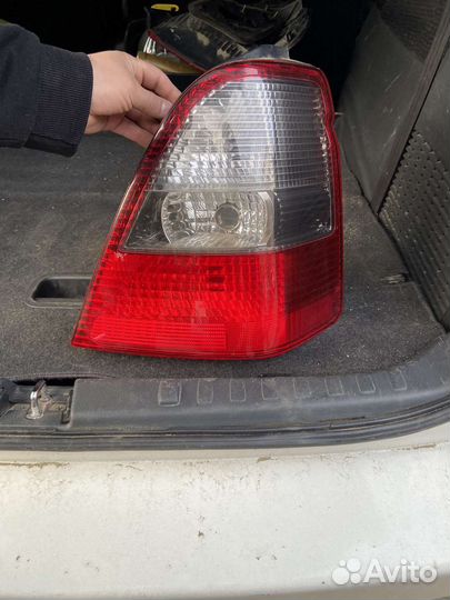 Праву заднию фару