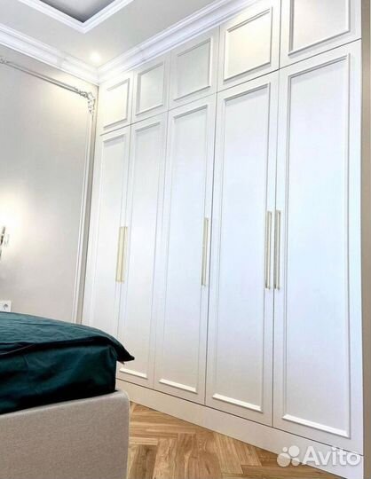 Шкаф распашной с полками