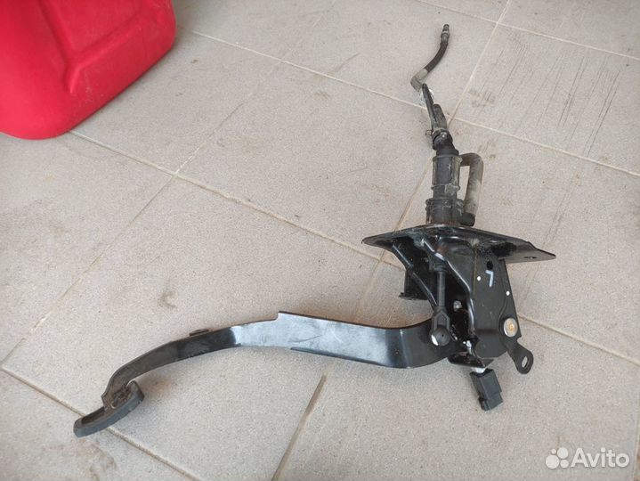 Педаль тормаза и сцепления