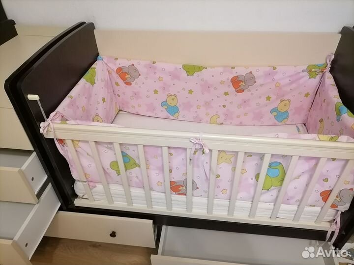 Детская кроватка с маятником и комодом