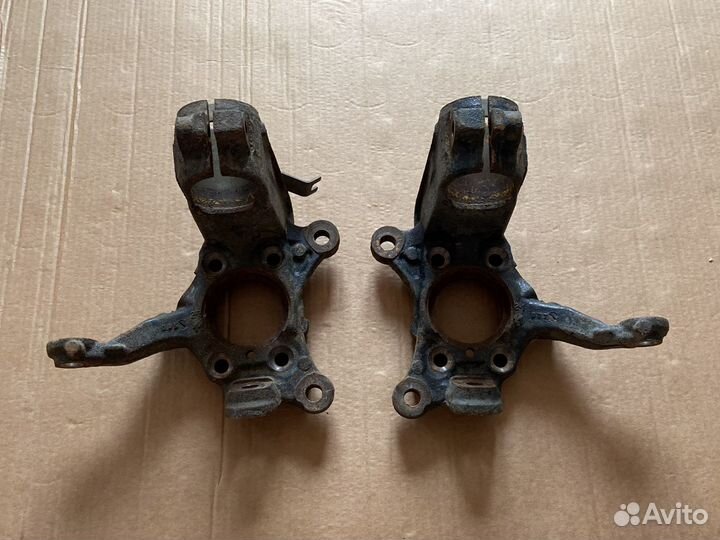 Передний левый кулак Tiguan Тигуан 1K0407255AA