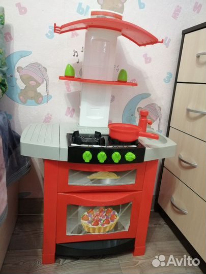 Детская кухня и холодильник