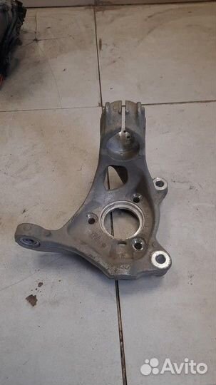 Кулак поворотный передний левый Volkswagen Passat