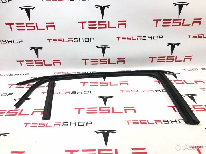 Уплотнитель стекла двери задний правый Tesla