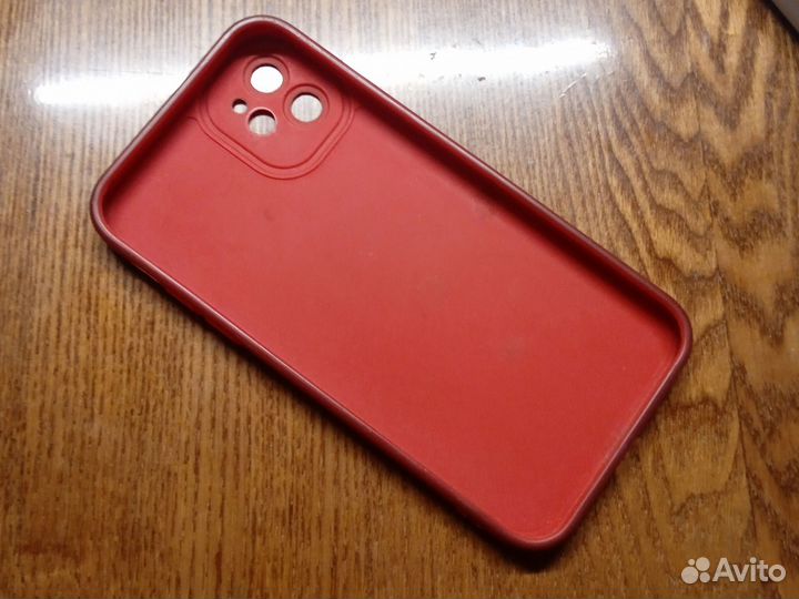 Красный чехол от iPhone 11 не оригинал