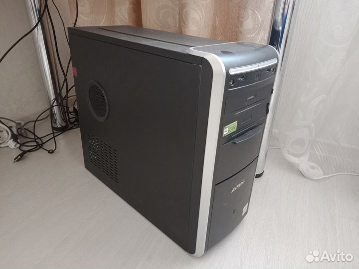 Компьютер с системным блоком