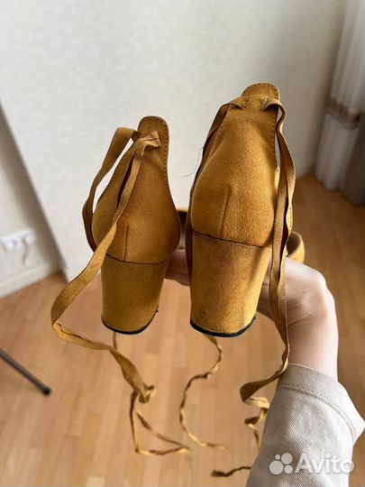 Туфли на каблуке с завязками