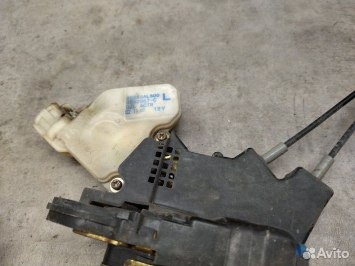 Замок боковой двери передний левый Nissan Skyline