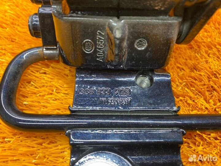 Петля двери задняя правая Volkswagen Passat B7