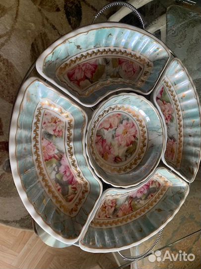 Красивая менажница на ажурной металлической основе