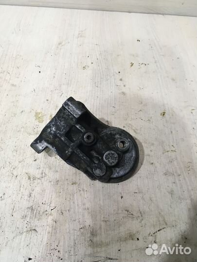 Кронштейн масляного фильтра Ауди 80 Б3 Б4