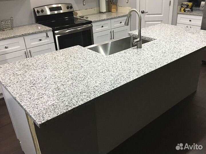 Столешница и остров из серого гранита Аляска