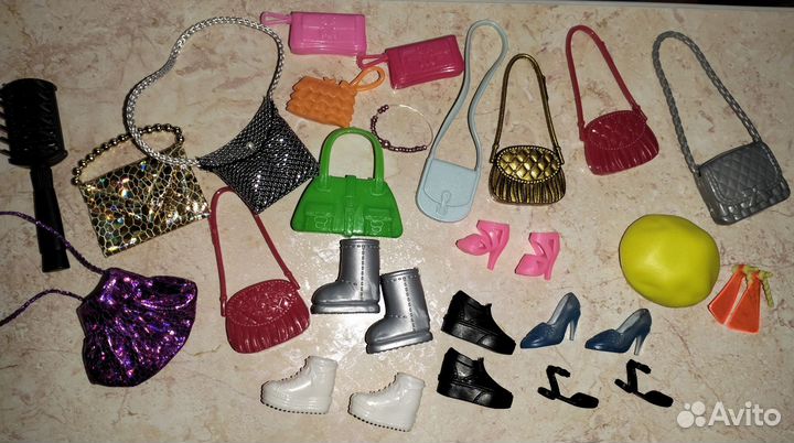 Лот аксессуаров и обуви на Барби