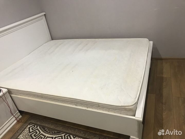 Матрас белый для кровати б/у