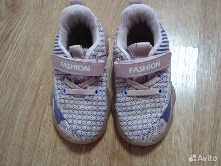 Кроссовки для девочки 24