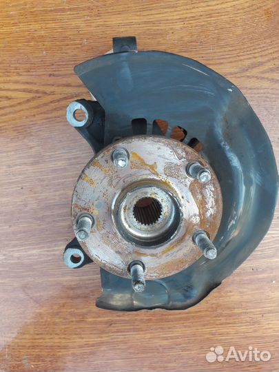 Поворотный кулак Toyota Isis