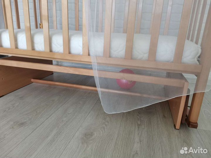 Кроватка с балдахином и его держателем и матрацом