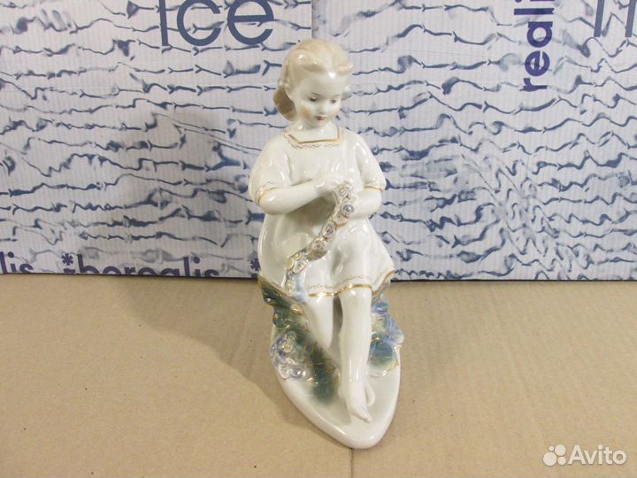 Фарфоровая статуэтка девушка с венком гжель
