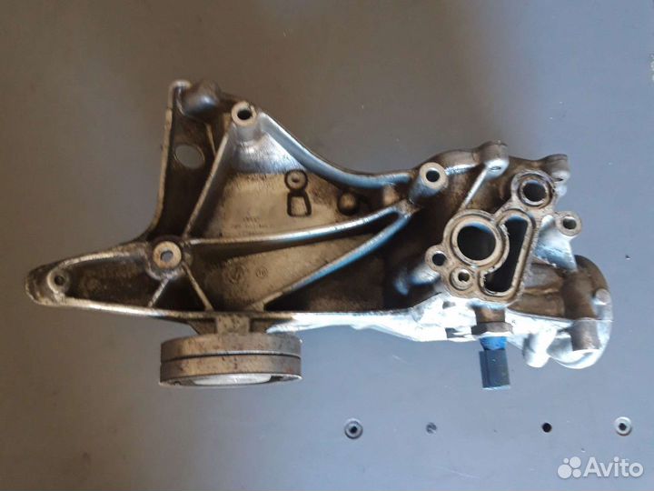 Кронштейн генератора и масляного фильтра VAG