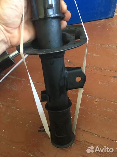 Передние стойки амортизаторов