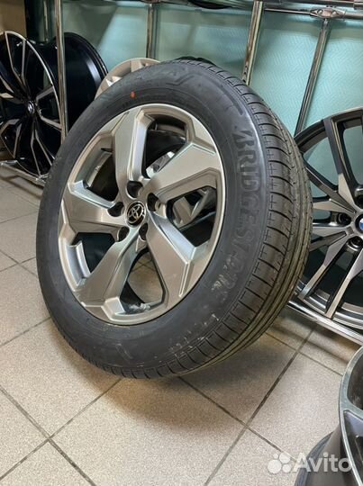 Оригинальный новый комплект Toyota Rav 4 R18