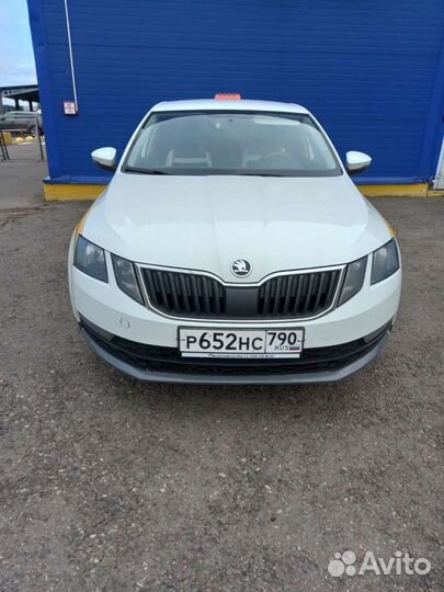 Водитель на своем легковом автомобиле