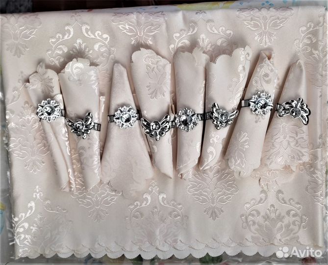 Новое: кремовая скатерть жаккардовая с 8 салфеткам