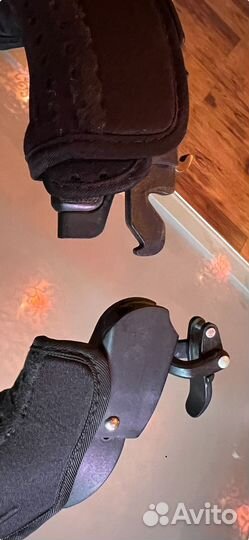 Защита шеи Leatt Brace Moto GPT и шлем Shoei