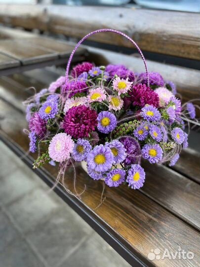 Цветочная композиция в корзине фиолетовые оттенки